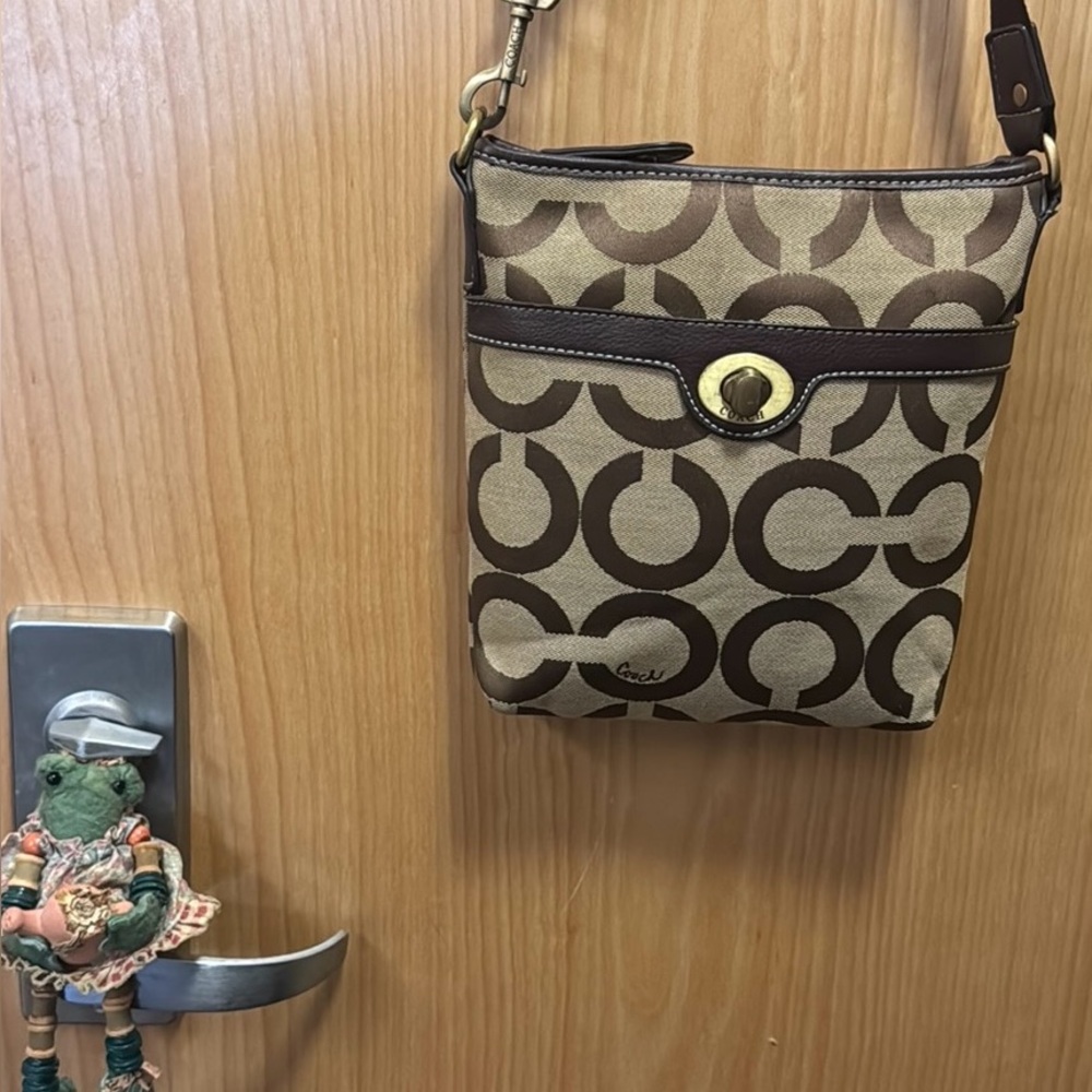 Flawless COACH crossbody purse.👜 Interior also flawless. Front latch pocket.
